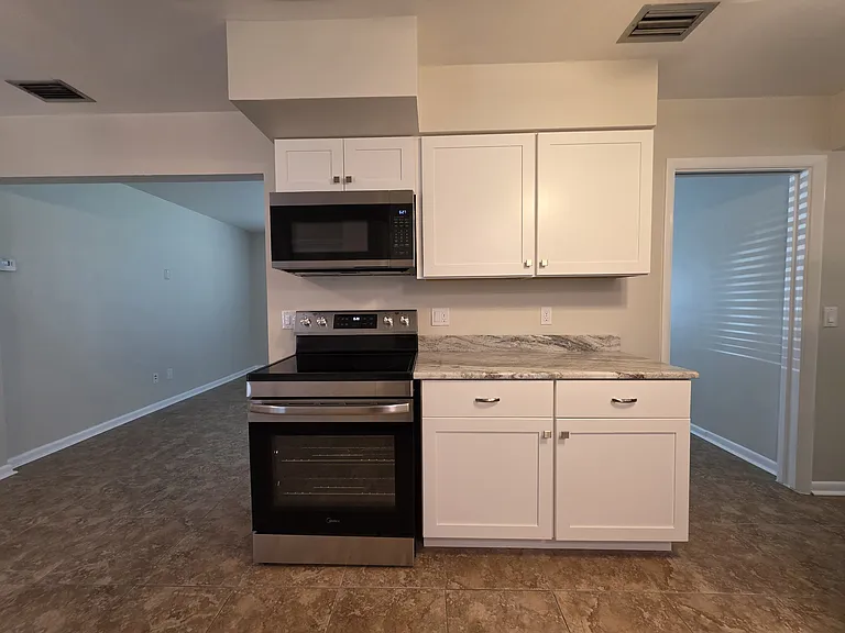 2031 Harding St — Photo 3