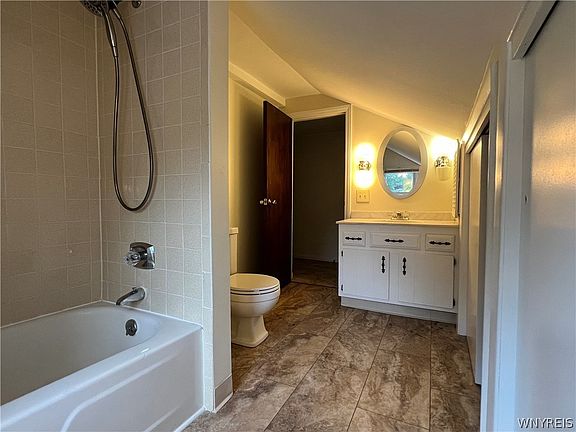 4th image of 4056 Park Ave