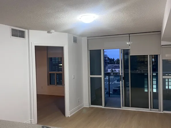 1600 Charles St Unit 402, Whitby, ON L1N 0G4