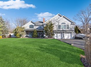 14 Wakefield Rd, Hampton Bays, NY 11946