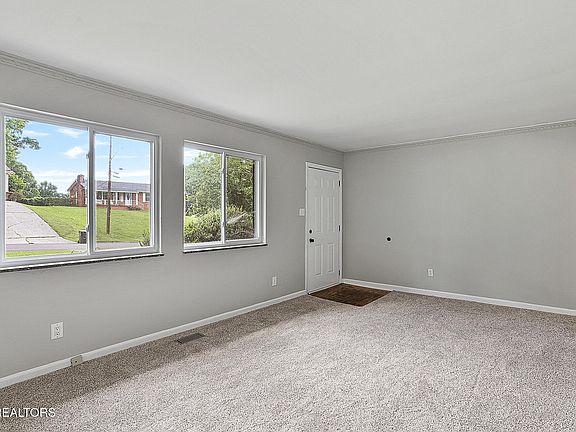 5th image of 1719 Woodhaven Dr