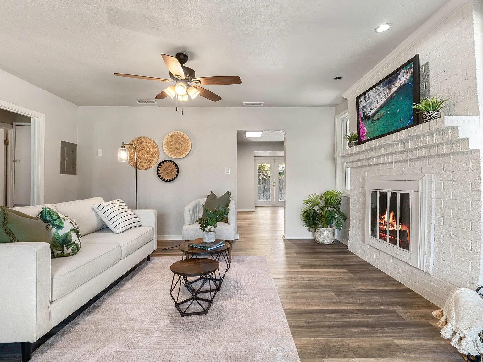 3 bed, 1.5 bath, 1438 sqft, $1,755 — Photo 2