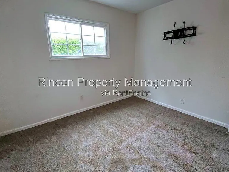 3570 S B St — Photo 11