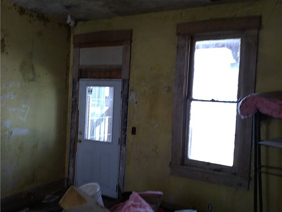 4th image of 909 S Fountain Ave