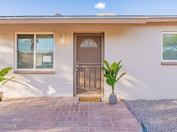 4th image of 2649 E Keswick Cir
