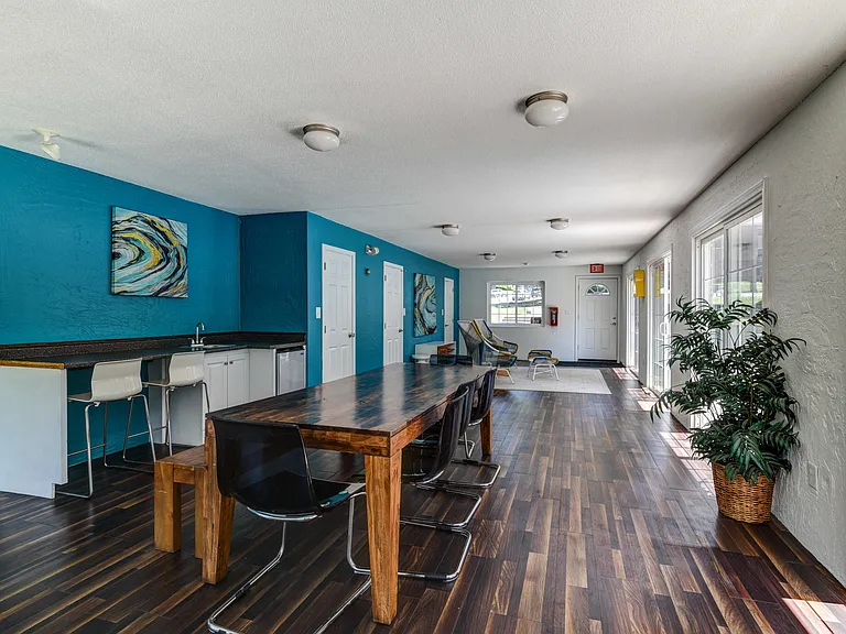 Colonial Village Apartments — Photo 29