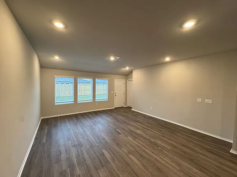 6505 NW Vandergriff St — Photo 2