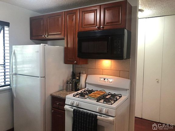3rd image of 107 Park Gate Dr