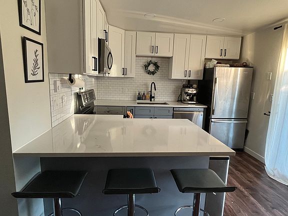 Kitchen W/ Breakfast Bar