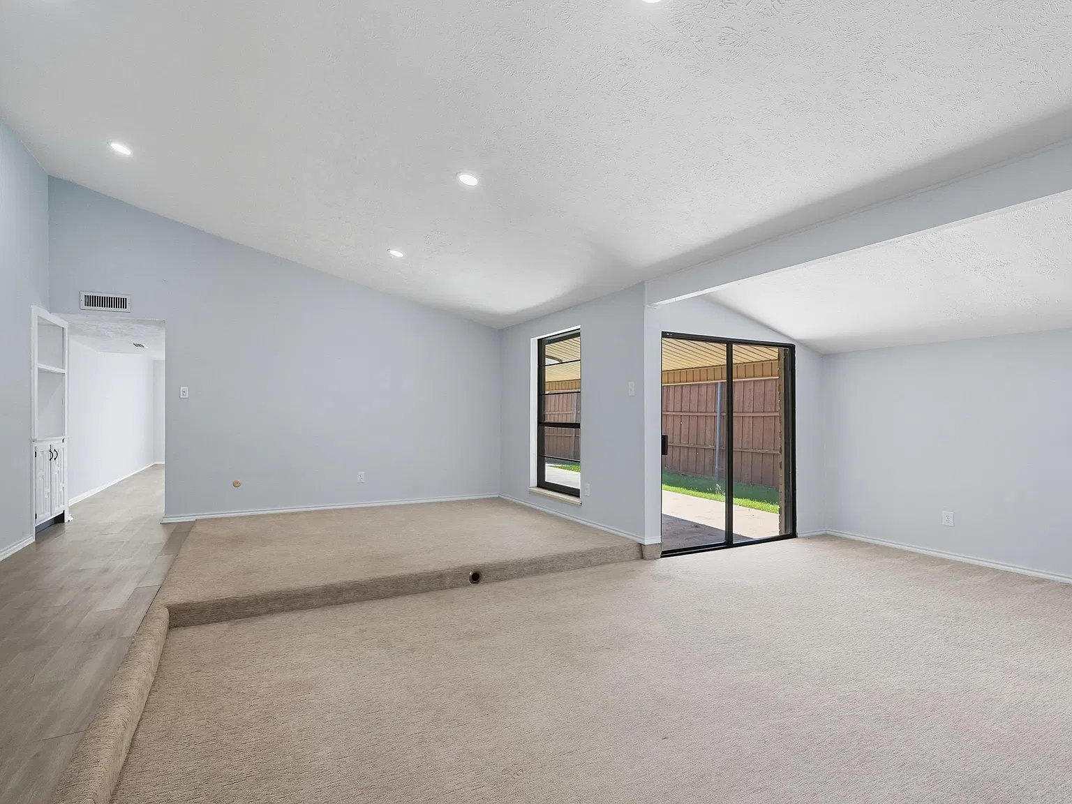 3 bed, 1946 sqft, $2,345 — Photo 2