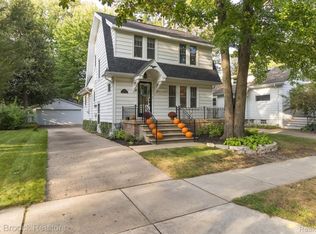 35 Maywood Ave, Pleasant Ridge, MI 48069