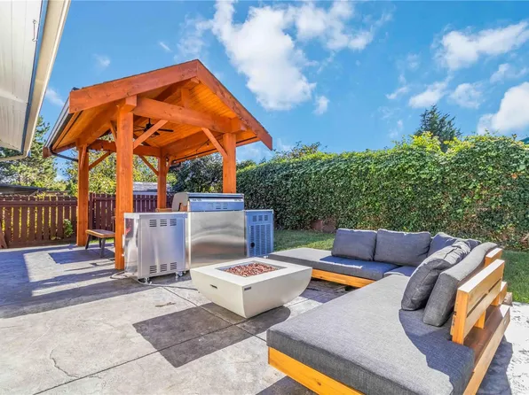 711 Miller Ave, Saanich, BC V8Z 3C9