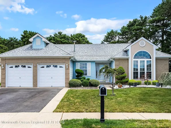 85 Woodstock Drive, Toms River, NJ 08757