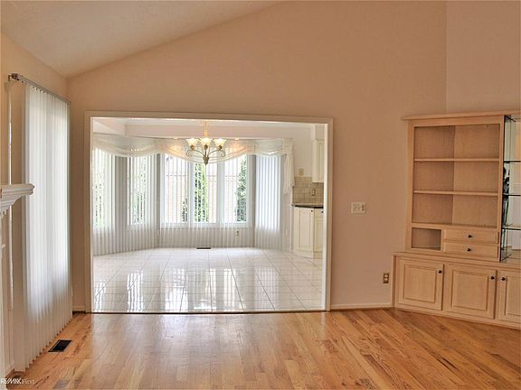 2nd image of 14881 Knightsbridge Dr
