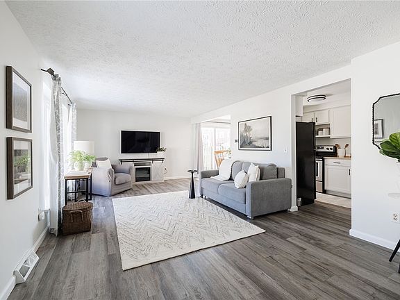 3rd image of 16 Springwood Dr