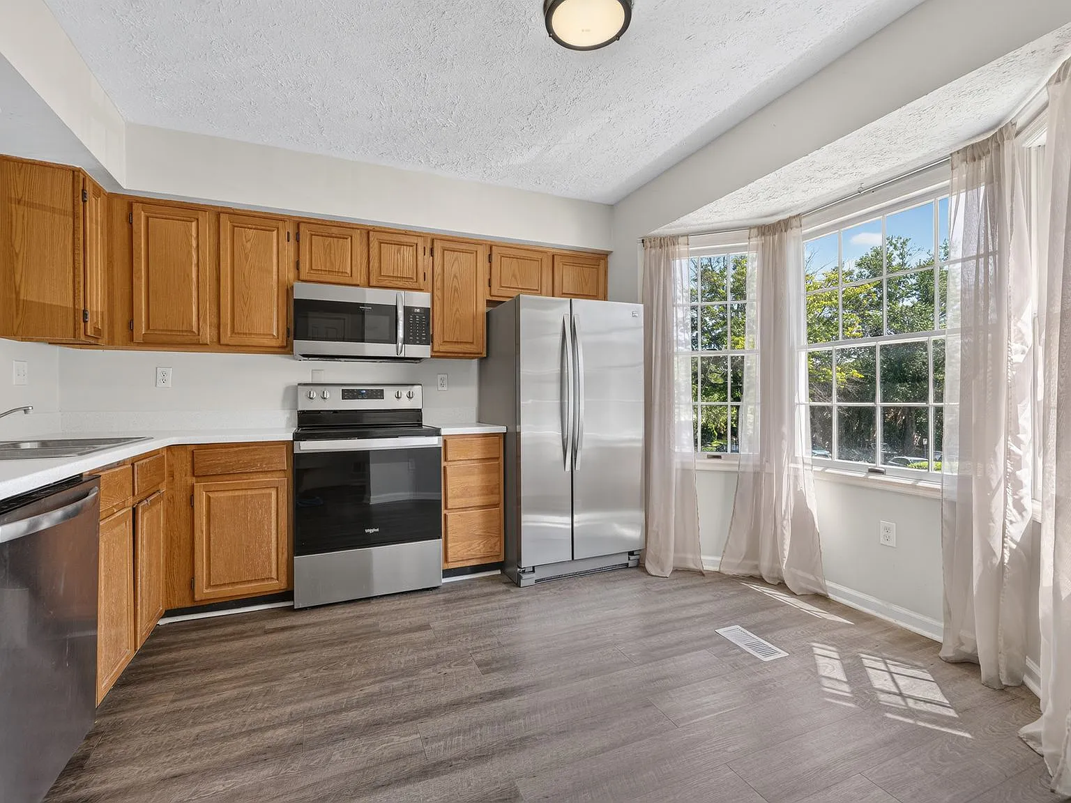 3 bed, 2.5 bath, 1320 sqft, $2,600 — Photo 3