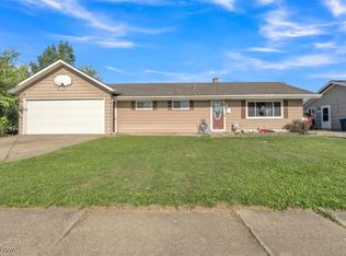 4215 Meadow Ln, Lorain, OH 44055