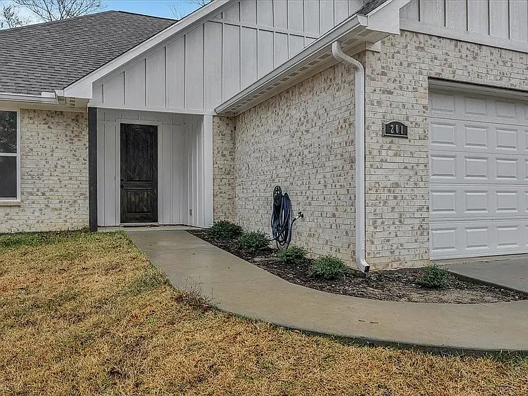 201 Shirey Dr — Photo 3