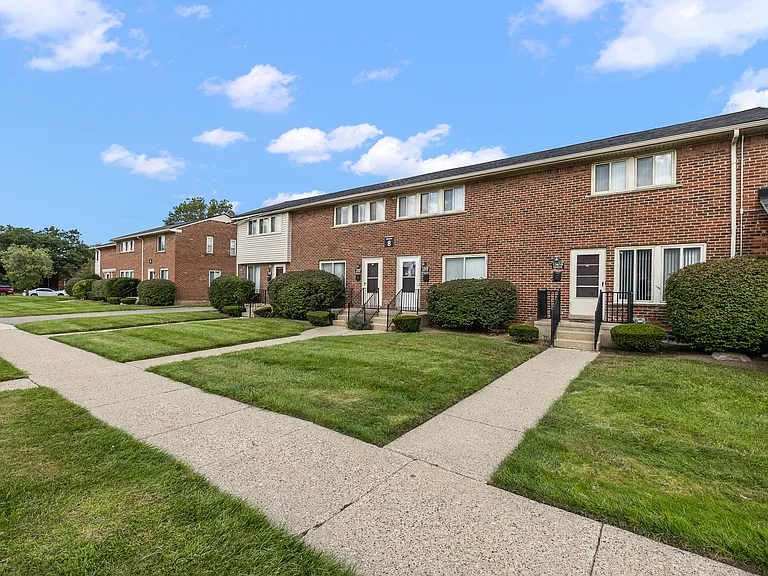 Oak Park Manor Apartments & Townhomes — Photo 27