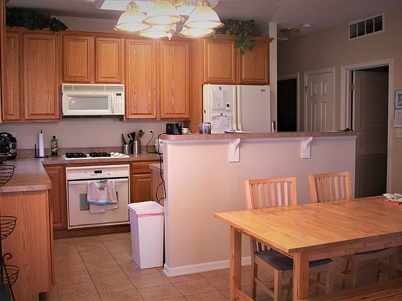 Kitchen with eat in Area