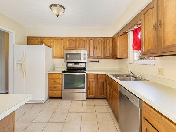 3rd image of 32 Achates Ave
