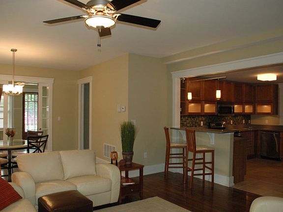 5th image of 105 E Oak St