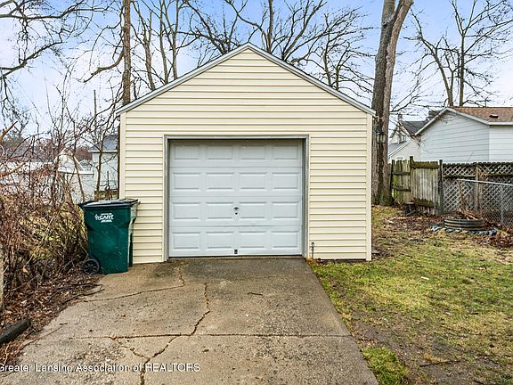 4th image of 1110 Hyland St