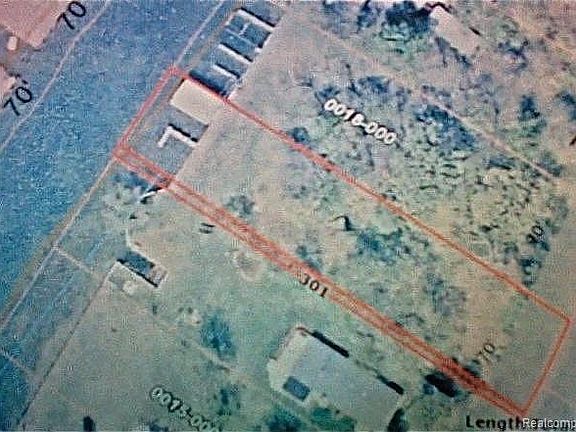4th image of 330 N Russell Dr