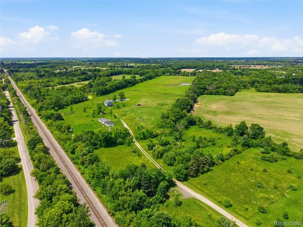 12229 Baldwin Rd, Gaines, MI 48436
