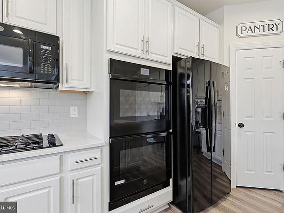 5th image of 225 Perth Dr