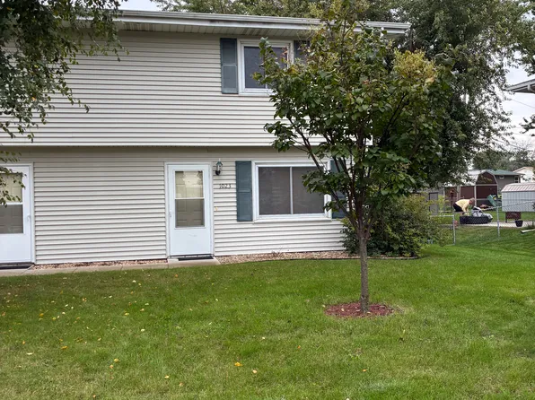 1023 Emmons St, Hiawatha, IA 52233