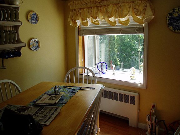 upstairs kitchen eat in area