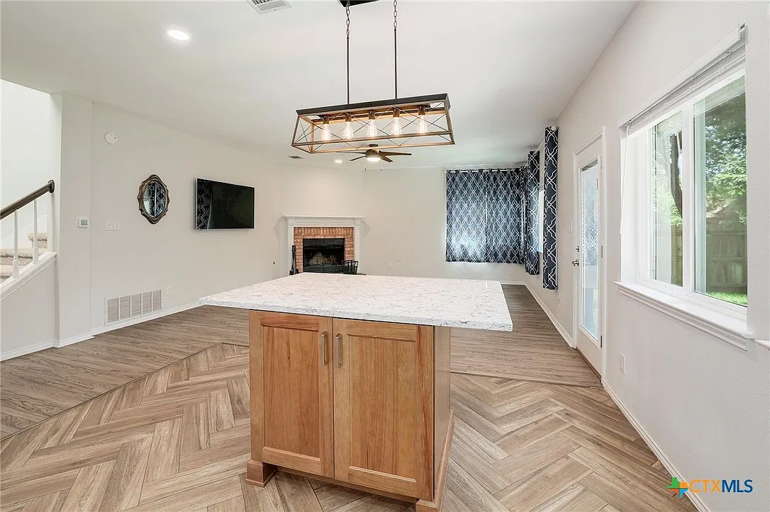 5 bed, 2.5 bath, 3140 sqft, $3,000 — Photo 3