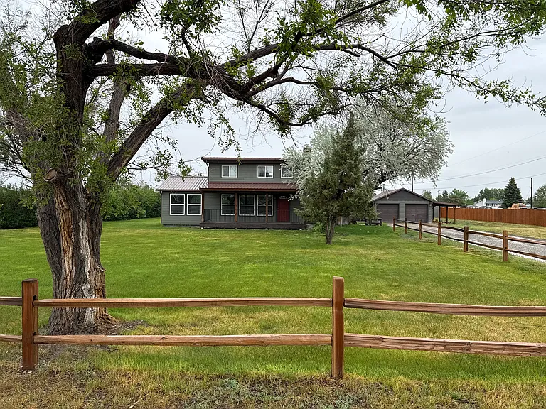 850 Sierra Rd W — Photo 2
