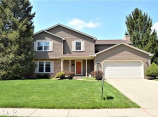 2204 Berrywood Ln, Bloomington, IL 61704