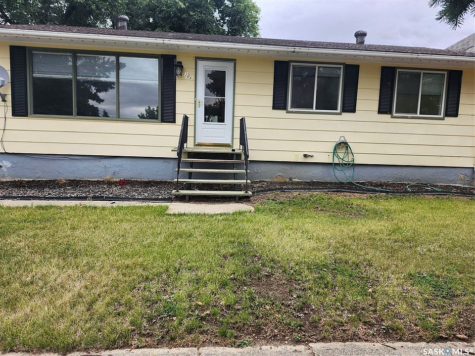 1st image of 306 3rd Avenue W