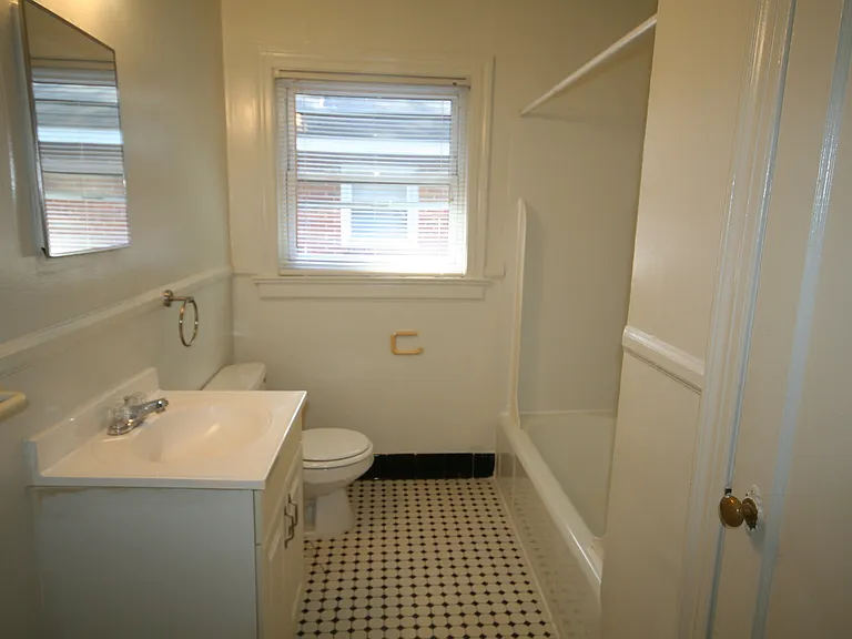 1404 W Chapel Hill St #C — Photo 8