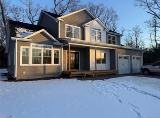 4 Lotto Ct, Lake Grove, NY 11755