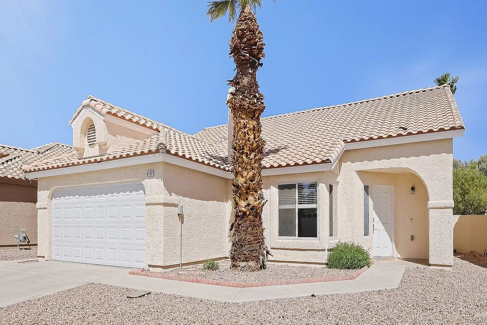 3 bed, 2.0 bath, 1777 sqft, $2,215 — Photo 3
