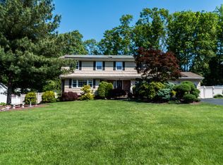9 Kensington Dr, Manalapan, NJ 07726