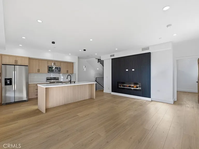 13602 Burbank Blvd — Photo 4