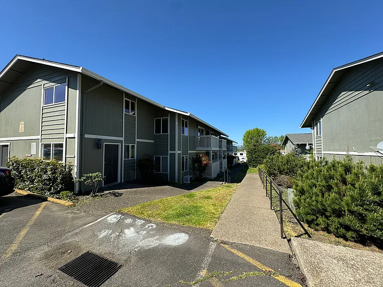 885 NE Sunset St #6 — Photo 2