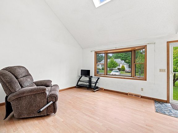 3rd image of 10 Mountainview St