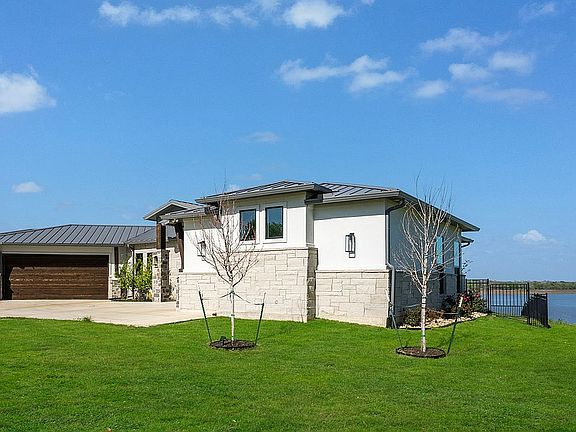 3rd image of 147 Blue Heron Dr