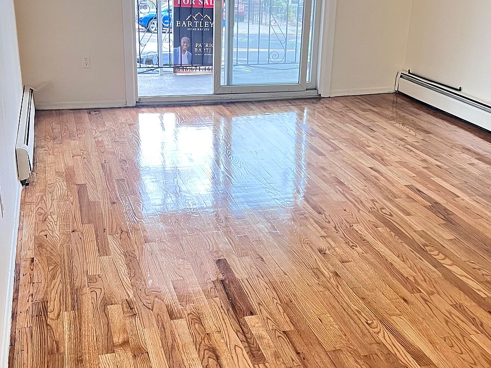 1st image of 2956 Laconia Ave Floor 1