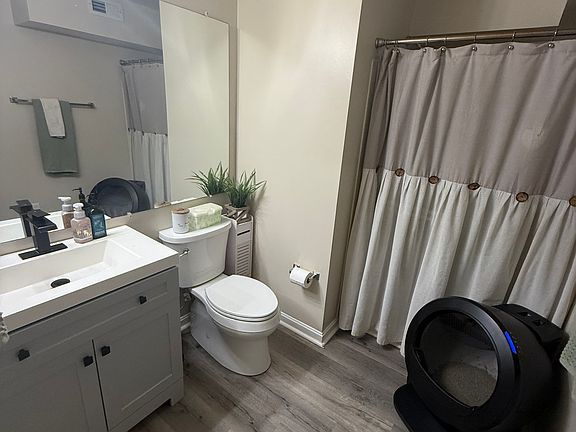5th image of 6905 Victoria Dr Unit G