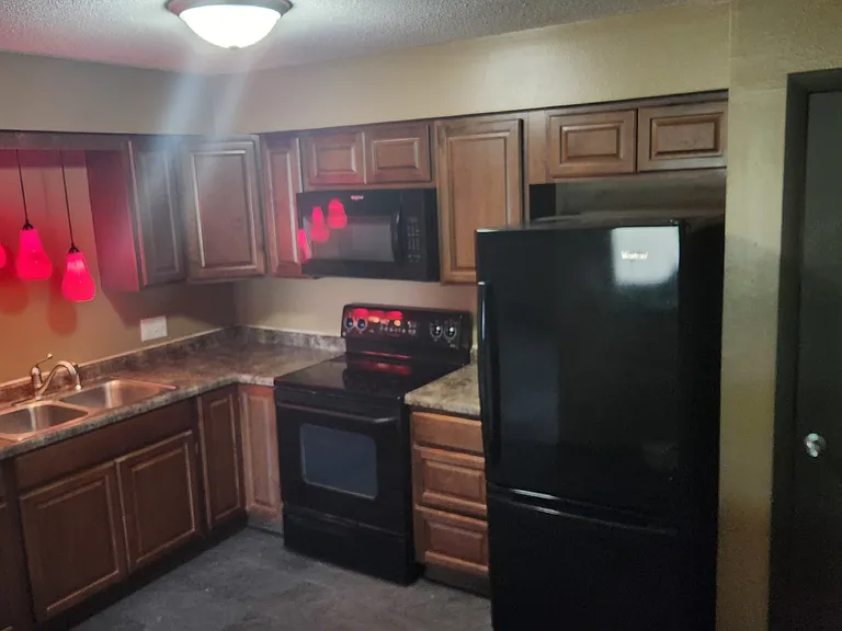 450 Laurel St — Photo 13