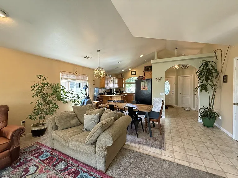 1176 NE Bonney Doon Ln — Photo 5