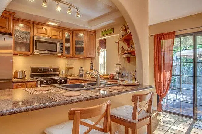 3 bed, 1759 sqft, $5,100 — Photo 2