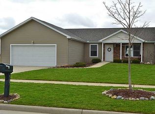 907 Arrowhead Dr, Bowling Green, OH 43402